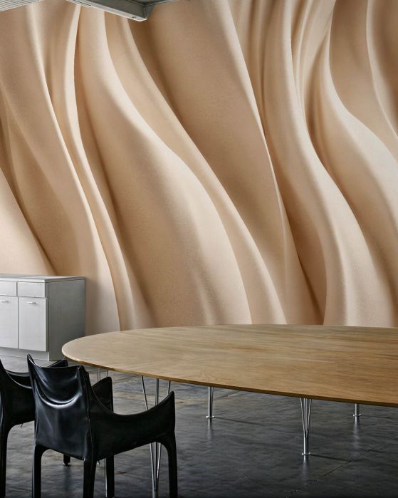 Fototapeten Beige Wellen aus Seidenstoff
