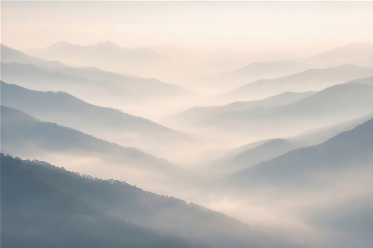 Fototapeten Neblige Bergketten im Morgengrauen