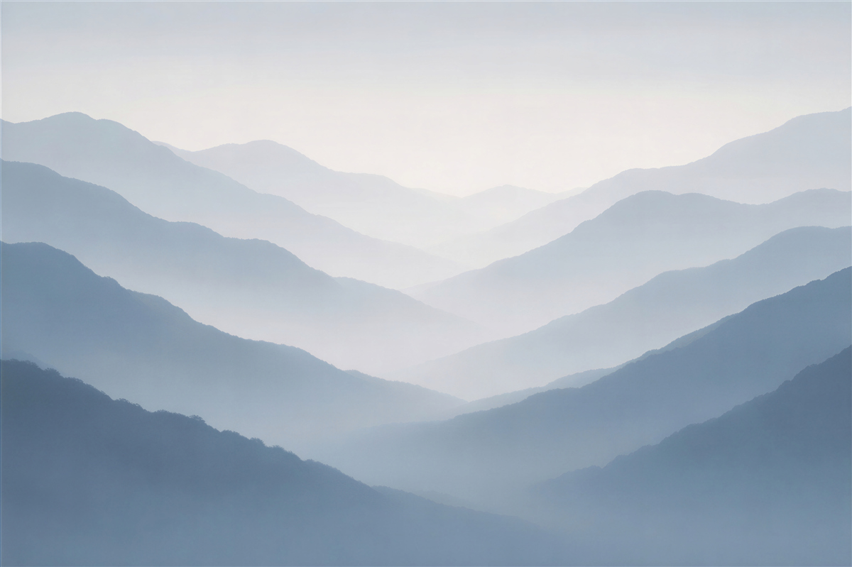 Fototapeten Nebliges Blau der Berge im Morgengrauen