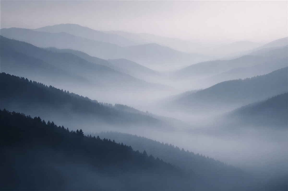 Fototapeten Neblige Bergschichten im Morgengrauen